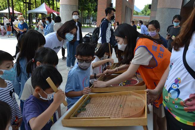 臺北大學社科院透過二手玩具回收再利用的概念，與玩具圖書館協會舉辦「北大玩具節」，今舉行第五屆活動吸引超過1200名親子參與。（蔡雯如攝）