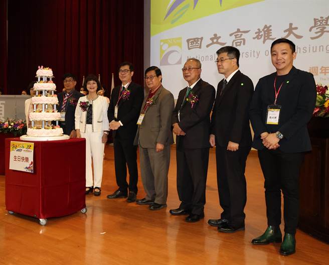 高雄市长陈其迈（前左三）、国立高雄大学校长陈月端（前左二）19日出席高雄大学22周年校庆活动。（高雄大学提供／林瑞益高雄传真）
