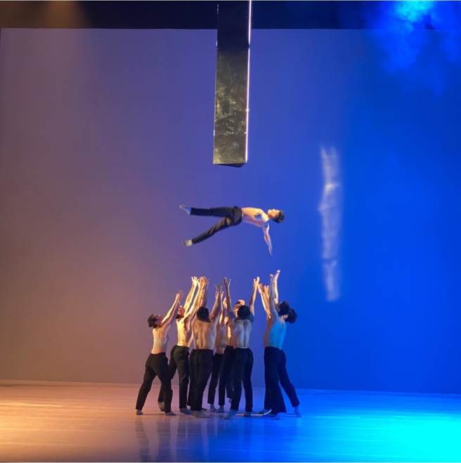 由台北艺术大学舞蹈学院新生代创作者组成的焦点舞团，突破疫情限制，透过线上与实体并行方式，完成多部当代舞作排练，包括国际编舞家桑吉加《火柴人》、前荷兰舞蹈剧场资深舞者娄梦涵新作《闇黑之梦》等多部舞作，昨日首场呈现，观眾反映热烈。（张晓雄摄，焦点舞团提供）