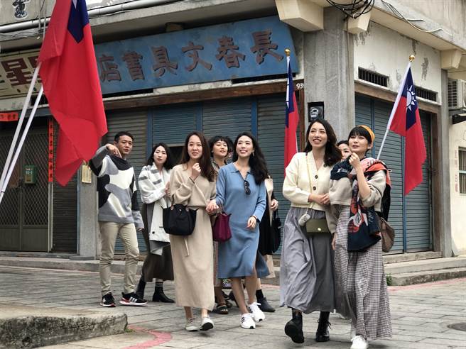 华航空姐、空少游金门，成为岛屿旅游赏心悦目的亮点。（李金生摄）