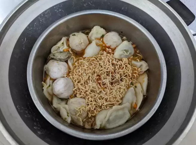 网友自创「水饺麵」(图/爆废公社)