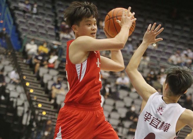 台师大吴明臻（左）表现不俗，助队闯进冠军赛。（杜宜谙摄）