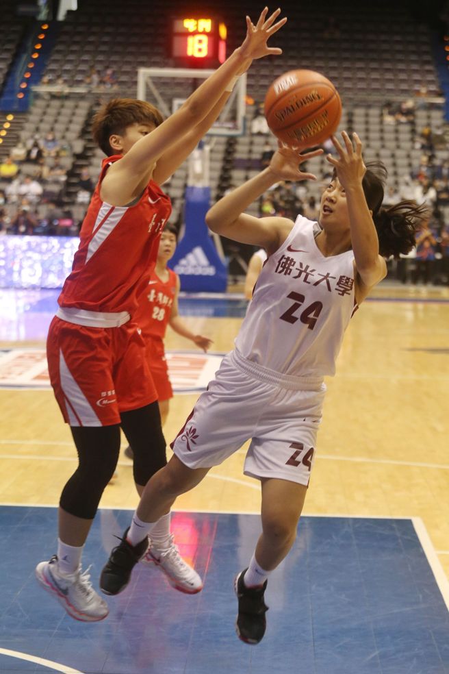 佛光大学陈郁婷（右）奋力出手。（杜宜谙摄）
