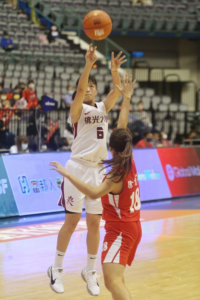 佛光大学连文铃（左）砍进5记三分球。（杜宜谙摄）