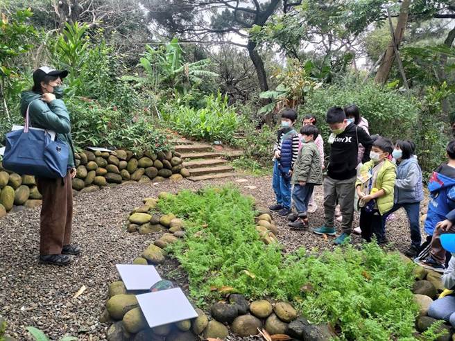 为了推广食物森林的起源，新竹市立动物园规画了一系列免费教育课程，其中，「食物森林」首次收成，园方特别推出帮动物加菜啦等3个主题活动，明起受理网路报名。（陈育贤摄）