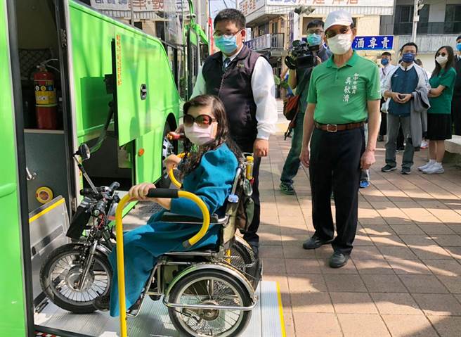 坐上轮椅升降机试乘的民眾开心的说，她以前都不敢坐车因无障碍公车较少，有651后就能开心地到市区看医生或是买东西。（市议员吴敏济提供）