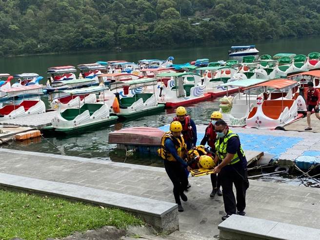 花莲寿丰乡鲤鱼潭各船艇业者与纵管处、航港局东部航务中心等单位签署互助意向书，将共同协助船难救援、防范船污扩散等处理，维护水域安全。（纵管处提供／王志伟花莲传真）