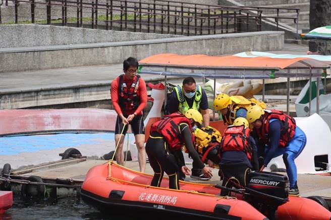 花东纵谷国家风景区管理处首次与航港局东部航务中心共同合作，于鲤鱼潭风景区办理水域活动安全救生演练，结合政府部门与旅游业者的力量，共同守护游客安全。（纵管处提供／王志伟花莲传真）