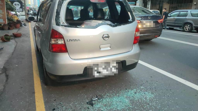 袁姓現役軍人酒駕撞死老婦，車禍現場破璃碎片四處。（讀者提供／謝明俊苗栗傳真）