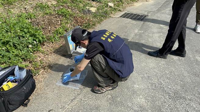 袁姓現役軍人酒駕撞死老婦，將肇事賓士車車牌拆丟棄，警方尋回鑑識中。（讀者提供／謝明俊苗栗傳真）