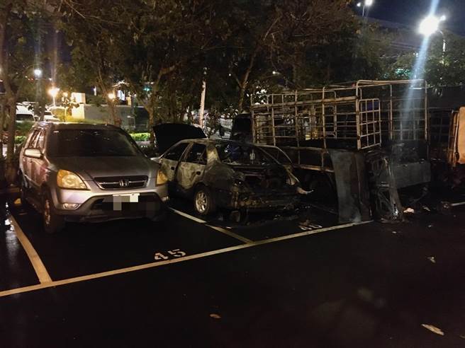 楊姓女子座車全毀，火勢且波及鄰近3輛車。（民眾提供）