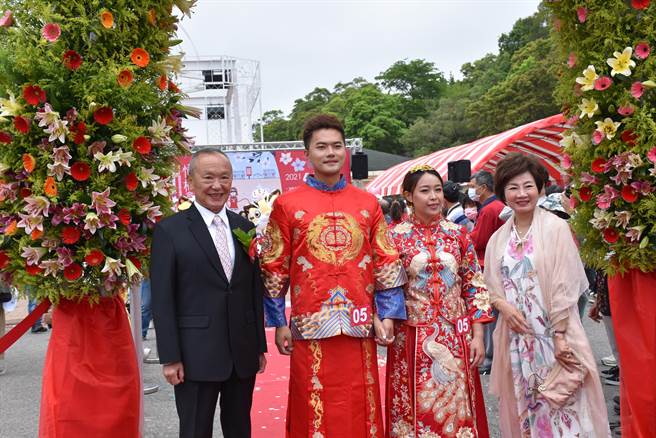 苗栗桐花客家婚礼将于4月23日在三义乡西湖度假村举行，苗栗县长徐耀昌准备精美6礼送给新人。（谢明俊摄）