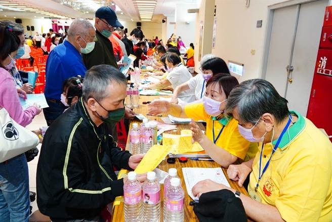 民眾到三重體育場領取關懷金和白米物資。（靈鷲山佛教教團提供）