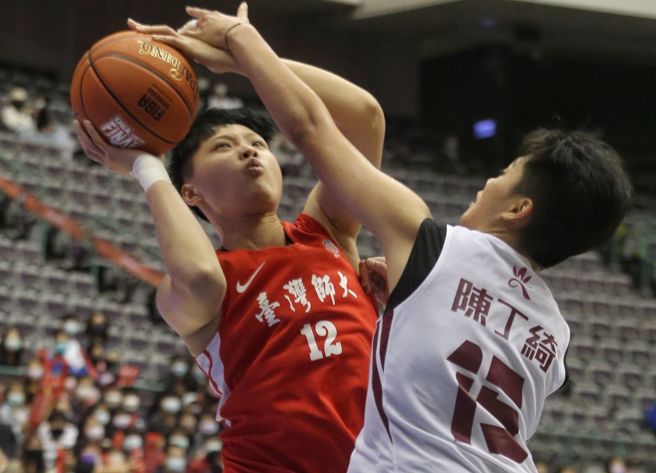 台師大陳雅彤（左）努力幫助球隊奪勝。（杜宜諳攝）