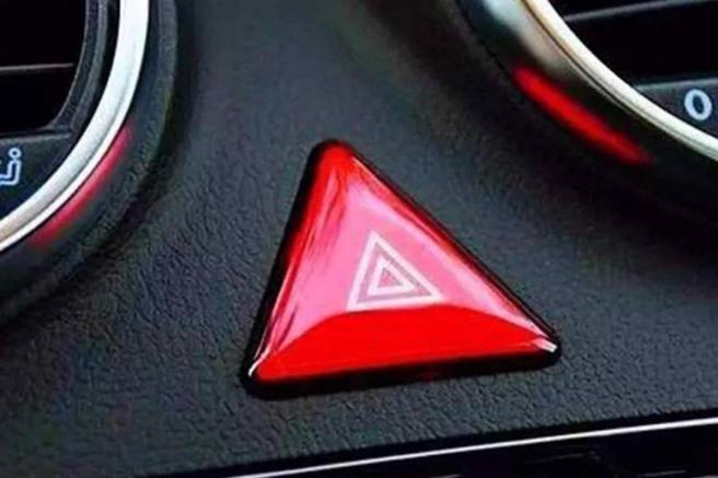 原来这颗按钮叫做危险警告灯 (图／小红书)