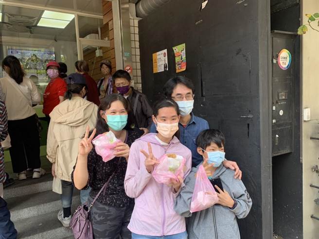 新竹市19日最夯的活动就是庆祝光復夺冠、打卡吃鸡，大家都吃的不亦乐呼。（陈育贤摄）