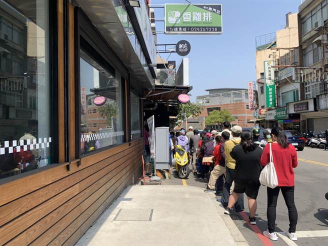 新竹市19日最夯的活动就是庆祝光復夺冠、打卡吃鸡，大家都吃的不亦乐呼。（陈育贤摄）