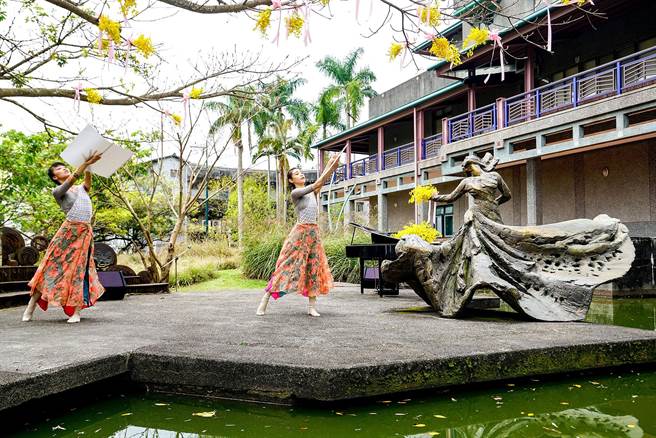 3月24日是宜蘭市公所訂定的羅曼菲紀念日，當天將舉辦紀念舞展，今天市公所在中山公園羅曼菲雕像前舉行追思會。（李忠一攝）