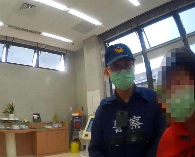 竹南警分局後龍分駐所員警及時勸阻婦人被騙。（竹南警分局提供／謝明俊苗栗傳真）