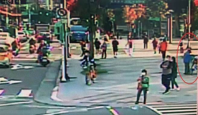 謝嫌趁郵差不在，趁機偷走機車上的郵包。（翻攝照片／林郁平台北傳真）