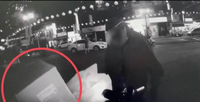 警方發現謝嫌將得手的贓物放在腳踏車車籃內，立刻擴大巡邏追查。（翻攝照片／林郁平台北傳真）