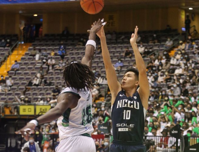 王凱裕（右）此役投進4記三分球，攻下16分，幫助政大晉級冠軍賽。（杜宜諳攝）