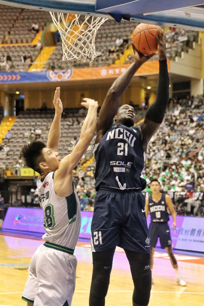 政大丁恩迪（右）傷癒歸隊，努力守護籃板。（杜宜諳攝）