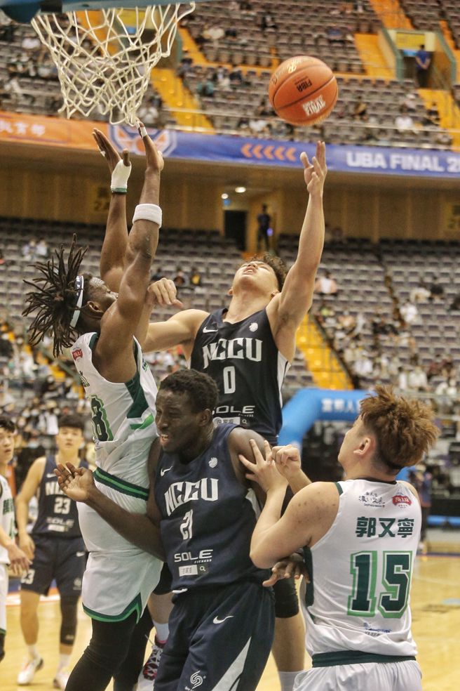 政大隊長林彥廷（後右）貢獻13分。（杜宜諳攝）