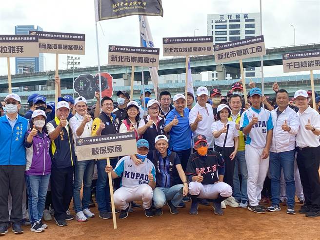 侯友宜19日出席新北市原住民族系列運動賽事開賽典禮，新北市議員王威元、李余典、教育局長張明文和區長陳奇正等人也到場參加。（戴上容攝）