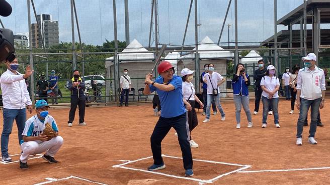 侯友宜擔任開球嘉賓，擊出好球。（戴上容攝）