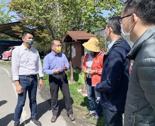 交通部等单位19日视察大梨山地区，幸福巴士试营运情形。（台中市政府提供）