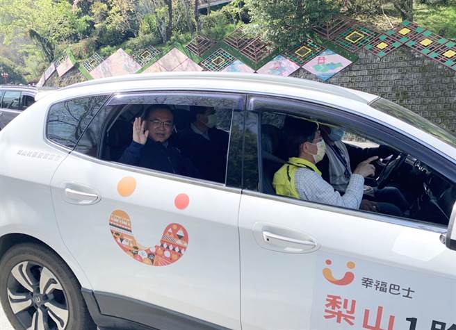 「幸福巴士」由在地社团及5名在地个人驾驶，成立市区汽车客运业提供服务。（台中市政府提供）