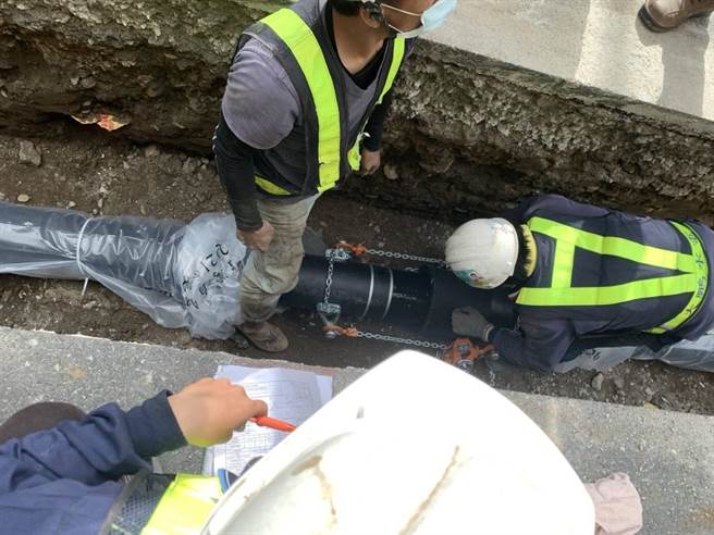 台湾自来水公司引进日本制新型耐震水管，针对米崙断层周边老旧水管进行汰换工程。（自来水公司提供／王志伟花莲传真）