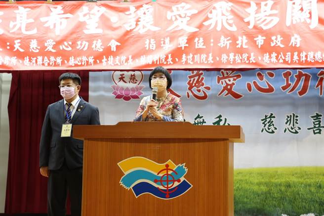 社會局長張錦麗代表侯友宜市長到場感謝  左為天慈功德會理事長吳慶德（戴上容攝）