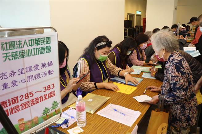 天慈功德會在三重地區致贈895弱勢戶各3千元關懷金（戴上容攝）