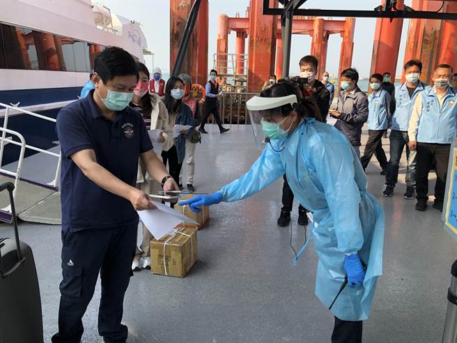 金門縣府努力爭取「小三通」專案復航，日前在水頭碼頭進行防疫和通關演練。（李金生攝）