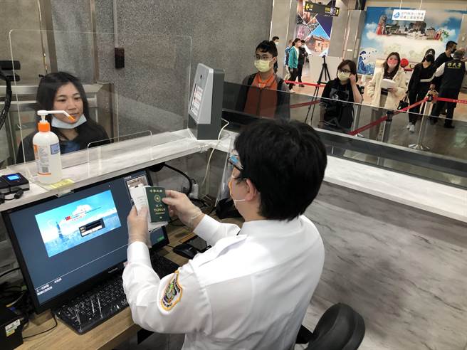 金門縣府努力爭取「小三通」專案復航，日前在水頭碼頭進行防疫和通關演練。（李金生攝）