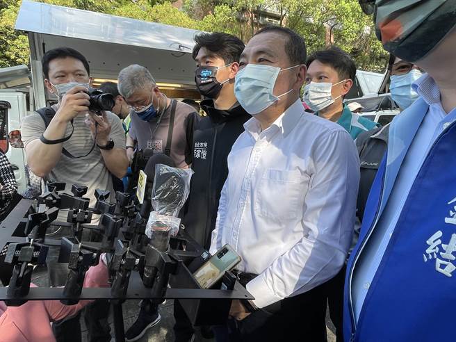 新北市長侯友宜跟上熱劇「華燈初上」梗，他說中山區的條通是他年輕最多記憶的地方，而他也熟練喊出林森北路各區地名，並指「這些都是當年工作記憶」，每個地方都勾起他辦案記憶。（蔡雯如攝）
