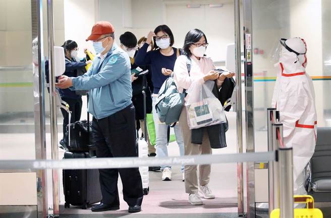 在桃园机场第二航厦的入境管制区内，通过落地筛检的旅客准备通关入境。（范扬光摄）