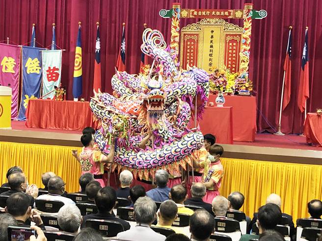 2022（壬寅）年中华民族海内外同胞联合祭祖大典，继百家姓氏旗进场后即祥龙进场。（陈世宗摄）