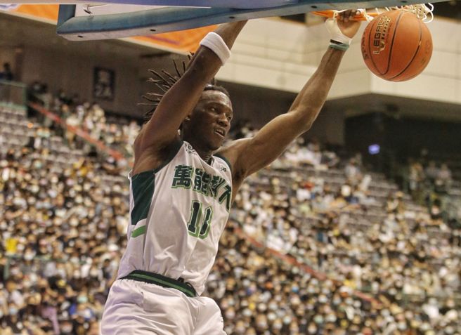 万能科大盖比展现灌篮美技。（杜宜谙摄）