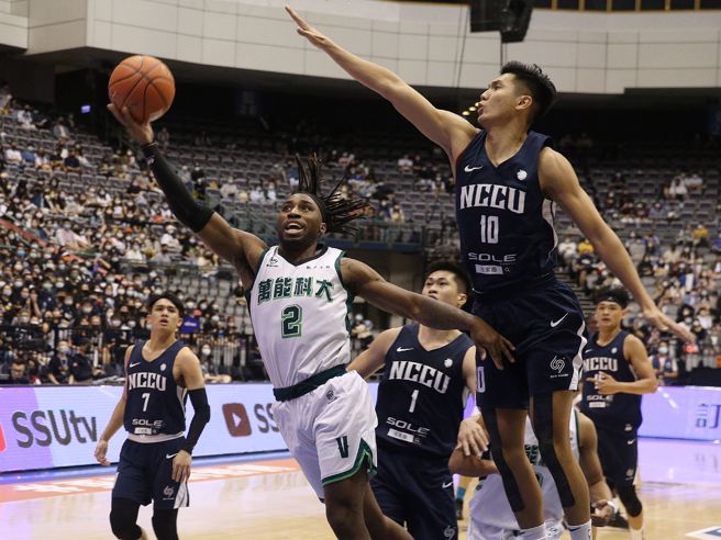 万能科大张杰玮（左）在政大王凯裕防守下奋力出手。（杜宜谙摄）