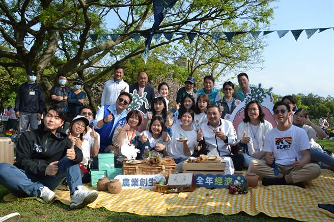 新北市农业局与国立臺北大学合作，办理为期一个月的「三峡绿茶季」，新北市长侯友宜今与地方人士一同封茶祈福，鼓励师生深耕在地文化，也盼茶文化与产业结合传承。（蔡雯如摄）