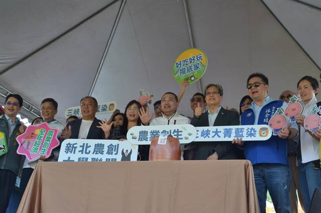 新北市农业局与国立臺北大学合作，办理为期一个月的「三峡绿茶季」，新北市长侯友宜今与地方人士一同封茶祈福，鼓励师生深耕在地文化，也盼茶文化与产业结合传承。（蔡雯如摄）