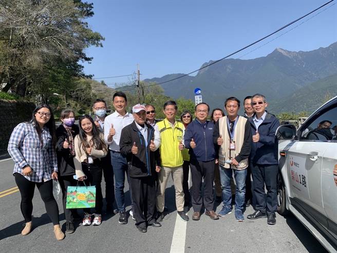 交通部視察梨山幸福巴士試營運  中市府持續爭取經費挹注偏鄉。（台中市政府提供／盧金足台中傳真）