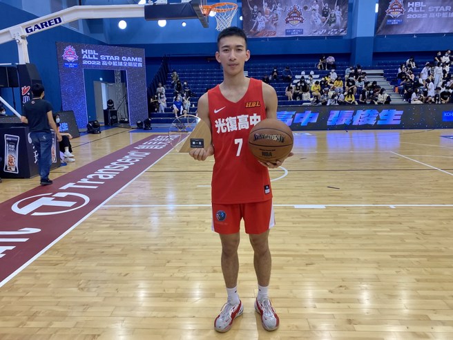 光復高中陈俊生拿下今年灌篮大赛冠军。(黄及人摄)