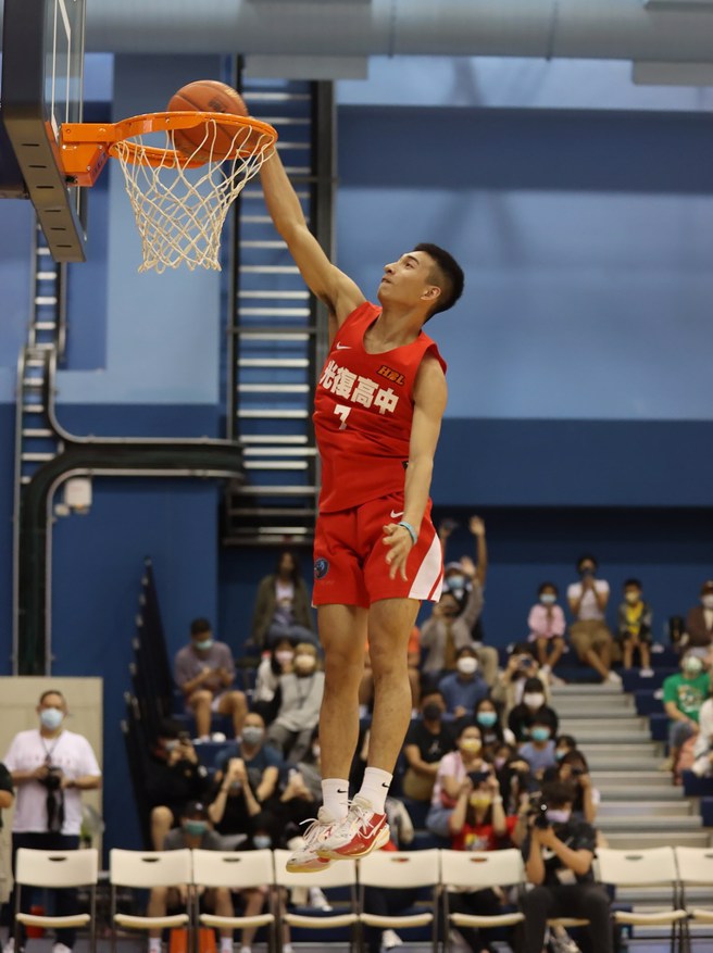 光復高中张俊生飞身爆扣的身影。(高中体总提供)