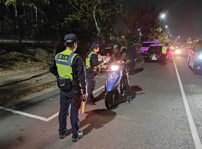 高雄市警方16日起一连3天执行酒驾大执法专案，动员1350人次警力，拦获104人酒驾，图为警方路检点拦查汽机车用路人情况。（翻摄照片／石秀华高雄传真）