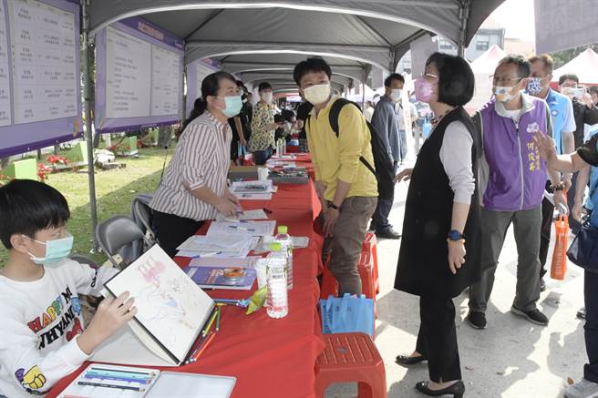 彰化縣政府19日在溪湖糖廠辦理第2場就業博覽會，邀請43家廠商參與徵才，還特別規劃農業徵才專區。（吳敏菁攝）