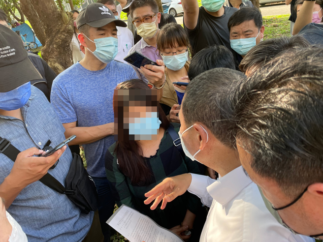 新北市三峽區北大國小側門周邊擬設置公車調度場，家長擔憂學童安全會受影響，今趁著新北市長侯友宜跑行程時攔截陳情，盼市府駁回業者申請案。（蔡雯如攝）